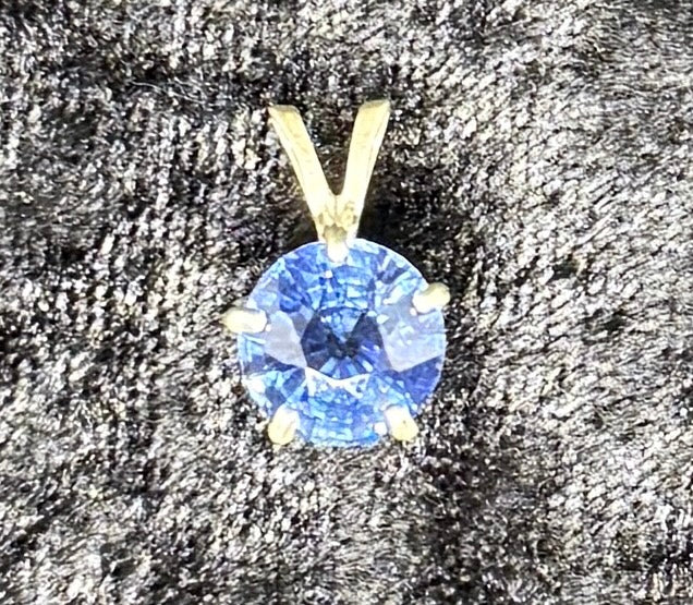 Pendant, Heat diffused sapphire round, 9mm